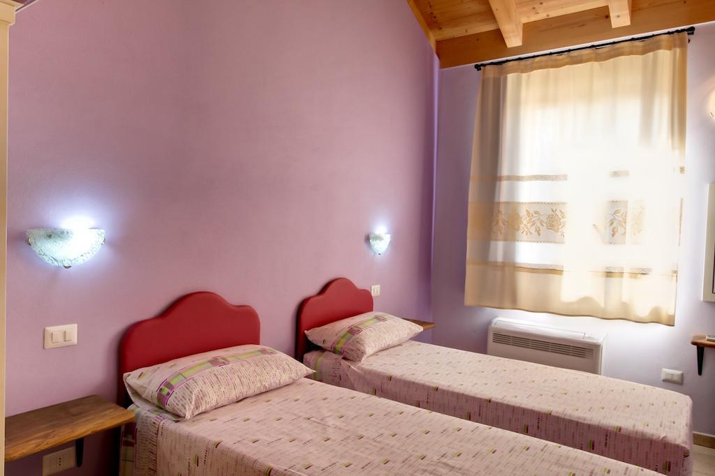 La Corte Dei Rei Lejlighedshotel Castiadas Værelse billede