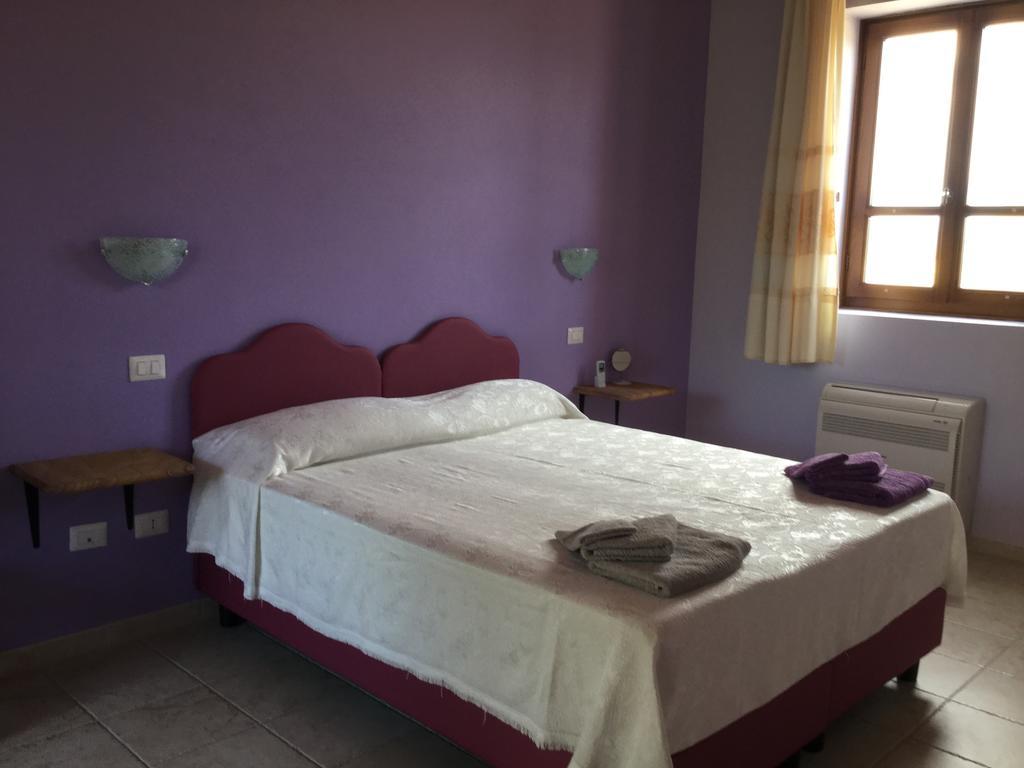 La Corte Dei Rei Lejlighedshotel Castiadas Værelse billede